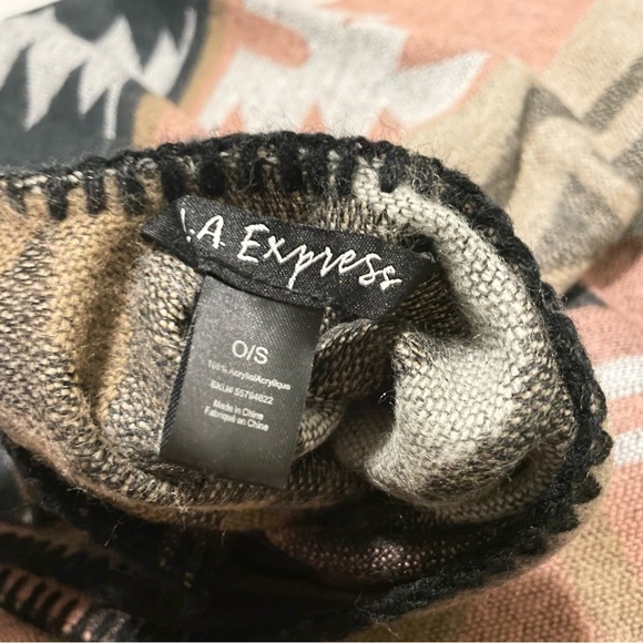 LA Express Shawl Poncho Wrap One Size - Picture 6 of 11